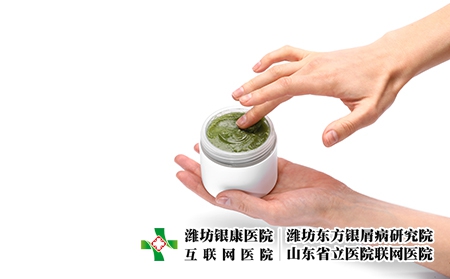 攝圖網(wǎng)_303673270_女手拿著一罐奶油將白紙隔絕在上皮膚護(hù)理和美容概念女手拿著一罐奶油白紙上隔絕皮膚護(hù)理和美容概念（企業(yè)商用）